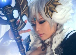 Cosplay Monarch Online khoe ngực khủng