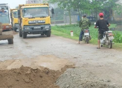 Đường bị phá nát vì dòng xe quá tải né trạm cân