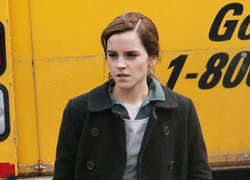 Emma Watson diện tất rách trên phim trường