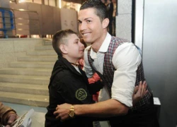 Fan nhí hôn mê bừng tỉnh khi C. Ronaldo ghi bàn