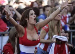 Gái Paraguay ồ ạt dạt sang Brazil chờ World Cup để khoe thân