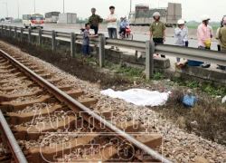 Hà Nội: Tàu hỏa đâm chết người, kéo lê hơn 30 mét