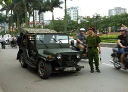 Hà Nội: Xe Jeep &#8220;rụng&#8221; bánh khi đang chạy