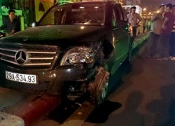 Hà Nội: Xe Mercedes "đi thăng bằng" trên dải phân cách