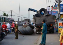 Hàng chục cuộn thép rơi xuống đường, nhiều người tháo chạy