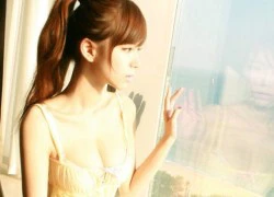 Hot girl ngực trần quảng cáo game