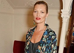 Kate Moss lộ da nhăn nheo như bà già