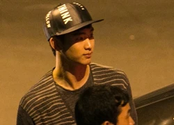 Kim Soo Hyun cúi chào fan Việt ngay tại sân bay Tân Sơn Nhất