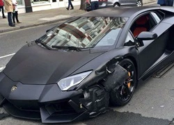 Lamborghini Aventador "toác đầu" khi va chạm với BMW 320d