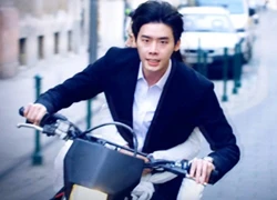 Lee Jong Suk chở người đẹp, phóng như bay trên xa lộ