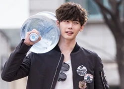 Lee Jong Suk là nhân viên giao nước bảnh nhất màn ảnh