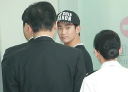 Mặc fans chen lấn hỗn loạn, Kim Soo Hyun chỉ "đáp lễ" bằng nụ cười mỉm hiếm hoi