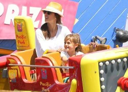 Mẹ con siêu mẫu Alessandra Ambrosio thích thú chơi trò tàu lượn