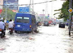 Mưa trái mùa, đường phố Sài Gòn ngập lênh láng