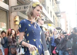 Người hâm mộ vây quanh Taylor Swift trên phố