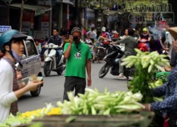 Những cô gái "gồng gánh" trong "tầm ngắm" du khách nước ngoài