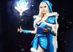 Nóng bỏng mắt với cosplay Rylai dịp giáng sinh