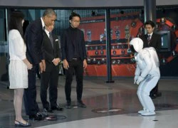 Obama bị robot Nhật "thách" đấu bóng