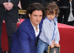 Orlando Bloom và bé Flynn đọ vẻ lãng tử trên Đại lộ Danh vọng