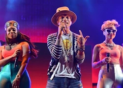 Pharrell Williams khuấy động nhạc hội ăn khách nhất nước Mỹ