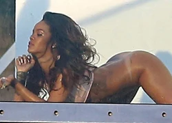 Rihanna gây sốc khi không mặc quần tạo dáng ngoài trời