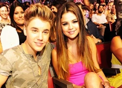 Selena Gomez bị "tẩy não" sau khi tái hợp Justin Bieber