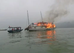 Tàu du lịch bốc cháy trên vịnh Hạ Long