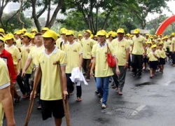 Thủ tướng Nguyễn Tấn Dũng đi bộ cùng người khuyết tật