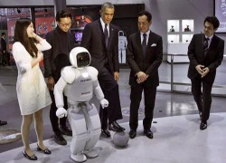 Tổng thống Mỹ Obama thích thú xem Robot Nhật đá bóng