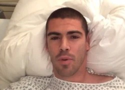 Valdes hớn hở "tự sướng", Pique ủ dột trên xe lăn