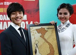 Vân Trang cười tít mắt "ngắm" cậu em Yeo Jin Goo