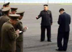 Vì sao quan chức cạnh Kim Jong-un luôn ghi chép?