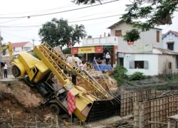 Xe cẩu trượt xuống kênh, hàng trăm hộ dân mất điện