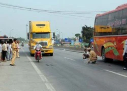 Xe khách "đẩy" xe con lao vào nhà dân