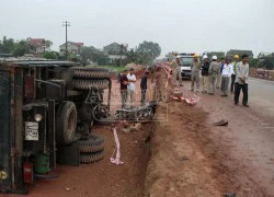 Xe tải lao thẳng vào xe máy, chồng chết vợ nguy kịch