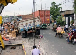 Xe tải lao vào dải phân cách, hàng ngàn tấm gạch men vỡ vụn