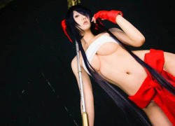 Xịt máu mũi với cosplay &#8220;khoe hàng&#8221; lộ liễu