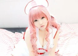 Xịt máu mũi với cosplay nữ y tá gợi cảm