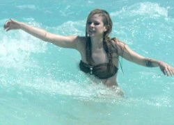 Avril Lavigne suýt bị sóng đánh tụt bikini