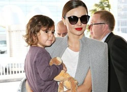 Bé Flynn mím môi e ấp trên tay Miranda Kerr