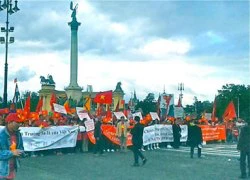 Budapest: Ngày Chủ nhật rực rỡ sắc cờ đỏ sao vàng