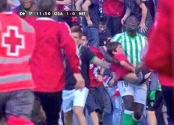 Cầu thủ Real Betis dũng cảm cứu sống fan nhí