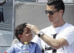 Con trai Ronaldo đáng yêu giống hệt cha