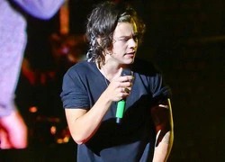 Harry Styles (1D) tụt quần khoe hình xăm trên sân khấu