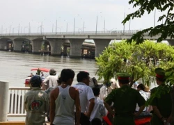 Đang đi bộ, nam thanh niên nhảy xuống sông mất tích