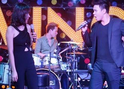 Đông Hùng thoải mái song ca cùng bạn gái