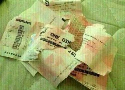 Fan xé và đốt vé concert vì One Direction hút cần sa