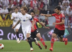 Hai cầu thủ Sevilla hôn nhau mừng chức vô địch Europa League