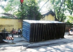 Hai thùng container lật nhào giữa trung tâm thành phố