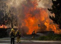 Hàng ngàn người sơ tán vì cháy rừng ở California